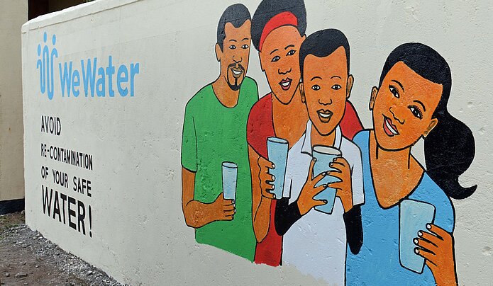Eine sogenannte „Talking Wall“, mit der für einen hygienischen Umgang mit Trinkwasser geworben wird.