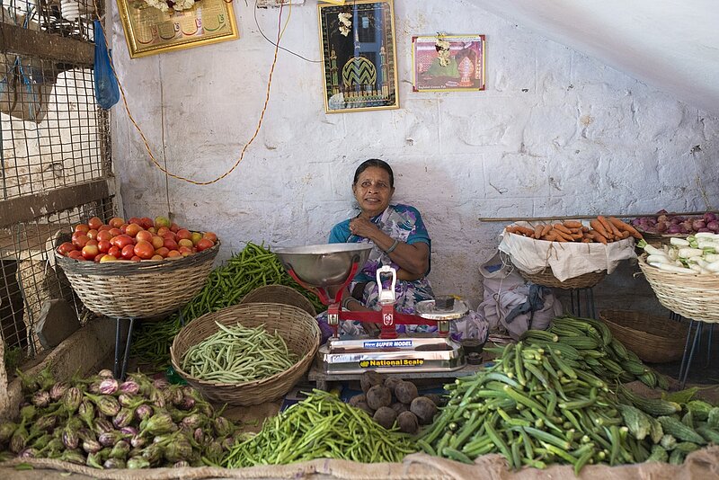 Indische Frau auf dem Gemüsemarkt