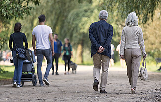 Rentner spazieren im Park