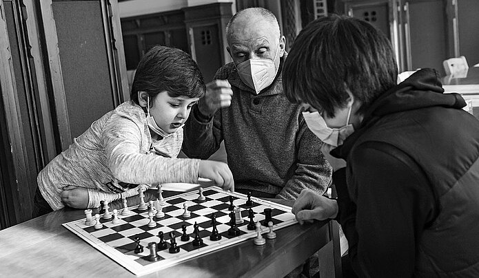 Jung und Alt spielen Schach
