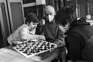 Jung und Alt spielen Schach
