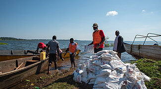 Corona-Hilfsfond: Mit Lebensmittelverteilungen werden Menschen mit Behinderungen in den abgelegensten Regionen erreicht, so wie hier auf einer ugandischen Insel im Viktoriasee