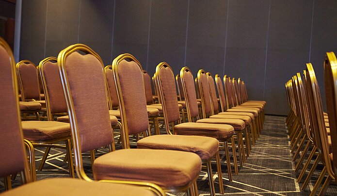 Konferenzraum mit leeren Stühlen