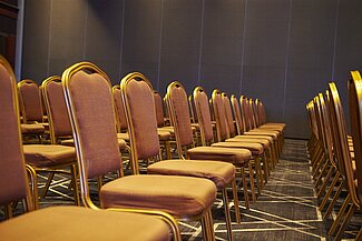 Konferenzraum mit leeren Stühlen