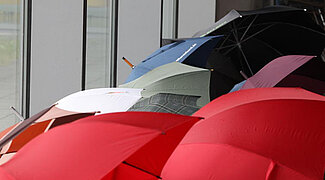 Aufgespannte Regenschirme