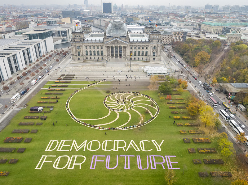“Democracy for Future”: Kunstaktion vor dem Reichstag