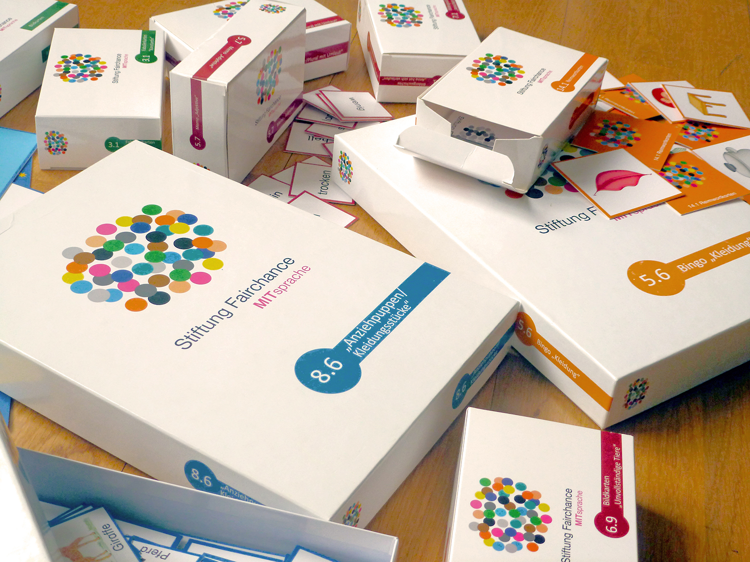Bücher und Karten dienen als Material für die Kurse zur Sprachförderung der Stiftung Fairchance